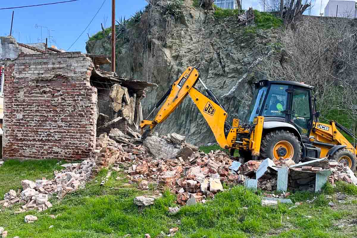 Σε νέες κατεδαφίσεις ετοιμόρροπων κτισμάτων στην Πέτρου Λεβαντή προχωρά ο δήμος Νεάπολης-Συκεών  με στόχο την αναβάθμιση της περιοχής 